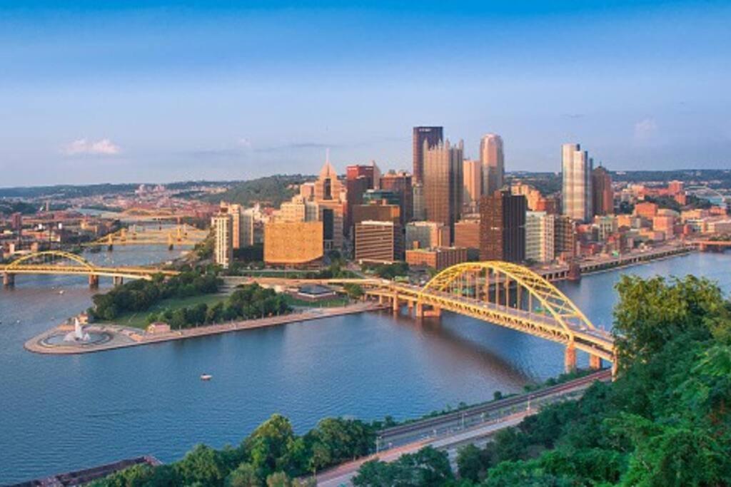4 Bedroom 3 Bath Sleeps 10 Pet Friendly Private Backyard, 2 Car Garage, City Views, Close To All Stadiums And Casino Pittsburgh Ngoại thất bức ảnh