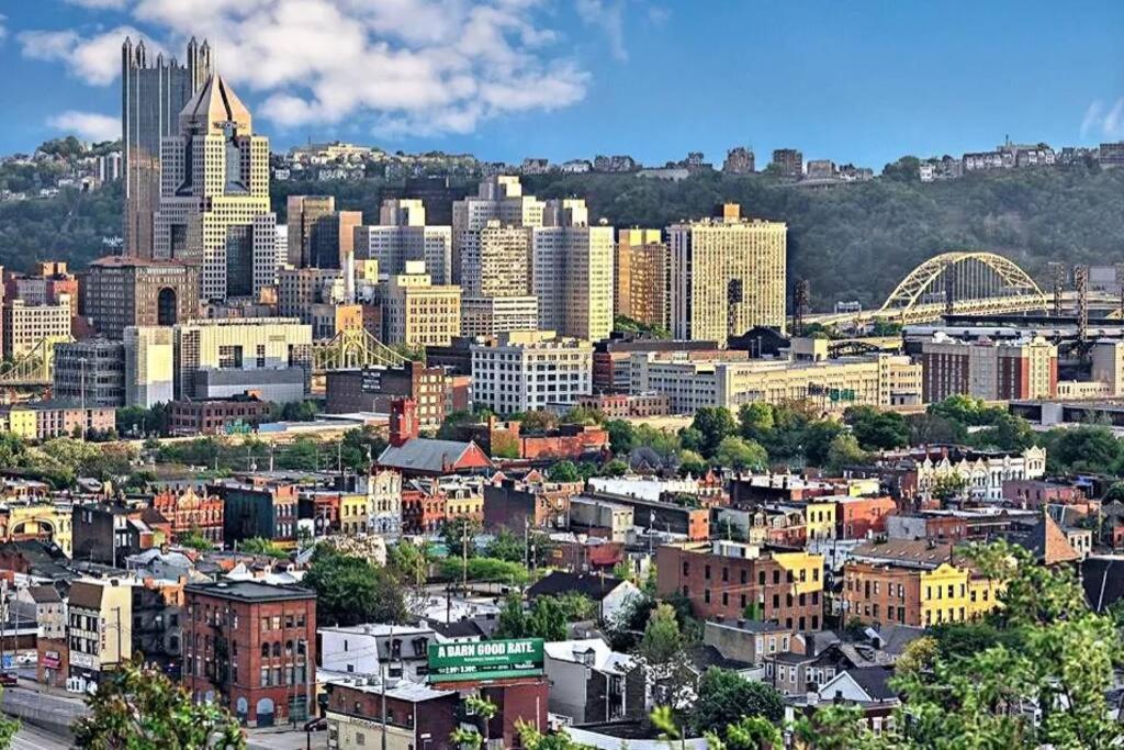 4 Bedroom 3 Bath Sleeps 10 Pet Friendly Private Backyard, 2 Car Garage, City Views, Close To All Stadiums And Casino Pittsburgh Ngoại thất bức ảnh