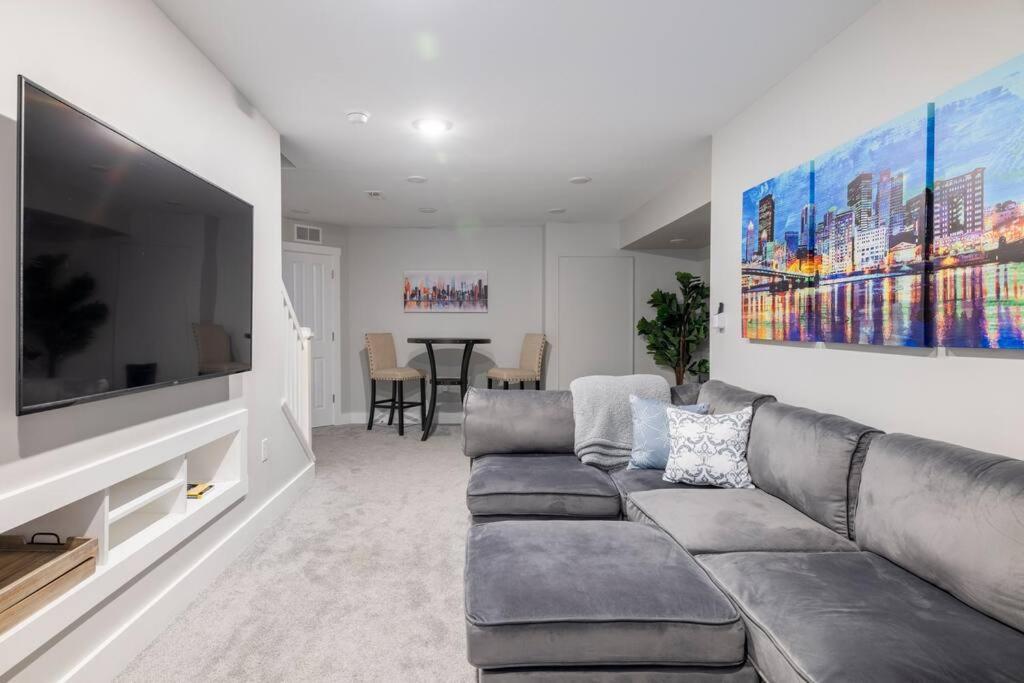 4 Bedroom 3 Bath Sleeps 10 Pet Friendly Private Backyard, 2 Car Garage, City Views, Close To All Stadiums And Casino Pittsburgh Ngoại thất bức ảnh