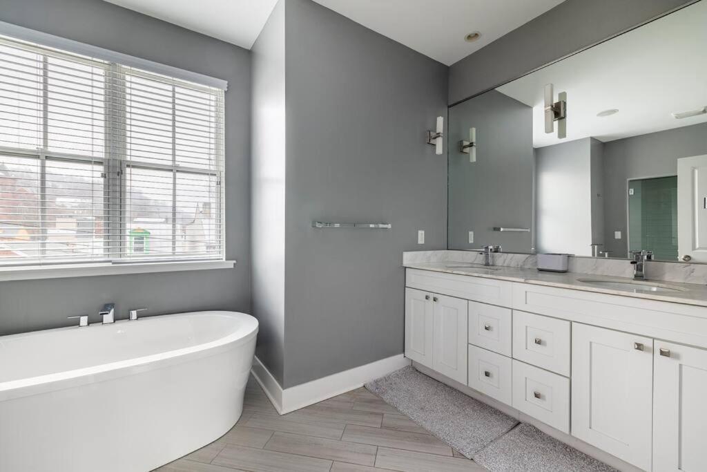 4 Bedroom 3 Bath Sleeps 10 Pet Friendly Private Backyard, 2 Car Garage, City Views, Close To All Stadiums And Casino Pittsburgh Ngoại thất bức ảnh