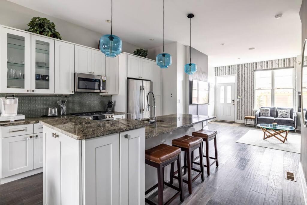4 Bedroom 3 Bath Sleeps 10 Pet Friendly Private Backyard, 2 Car Garage, City Views, Close To All Stadiums And Casino Pittsburgh Ngoại thất bức ảnh
