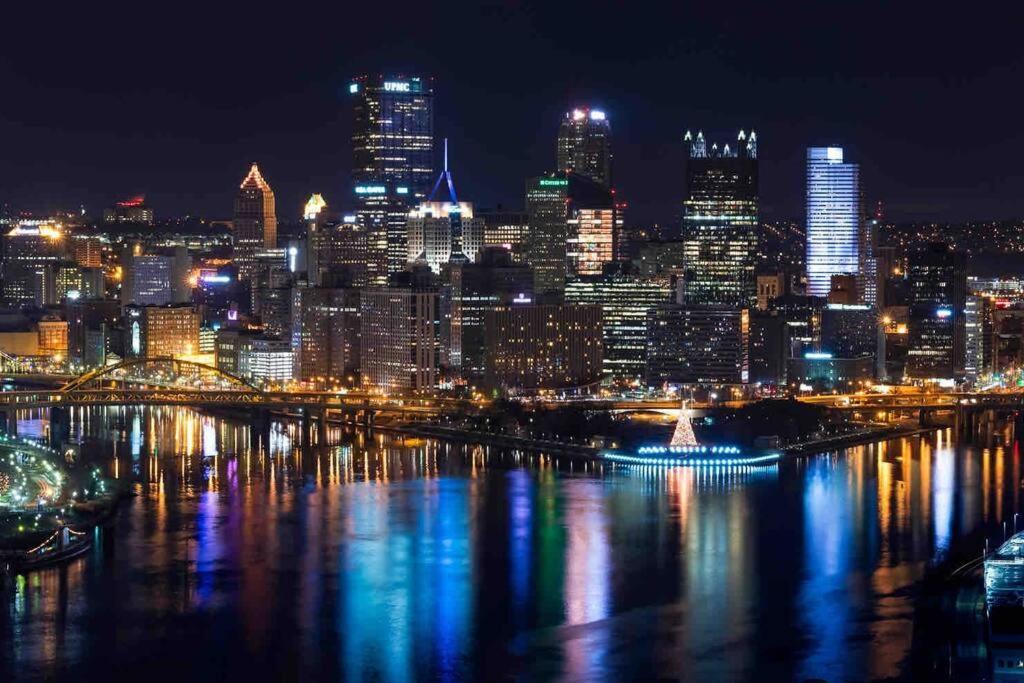 4 Bedroom 3 Bath Sleeps 10 Pet Friendly Private Backyard, 2 Car Garage, City Views, Close To All Stadiums And Casino Pittsburgh Ngoại thất bức ảnh